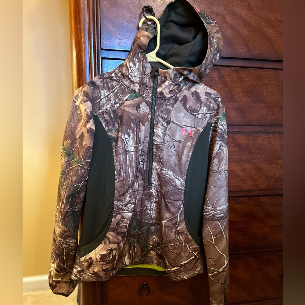 UNDER ARMOUR Small quarter zip camo hooded jacket with 2 zipper pockets.
